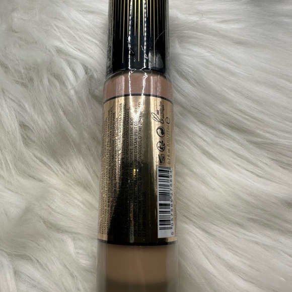 🩵3/$10 Revolution Conceal & Glow Foundation - Warm Tan - Picture 4 of 7